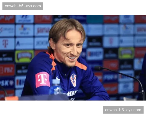 特写：39岁的莫德里奇替补出场策动绝杀，伯纳乌响起持久掌声