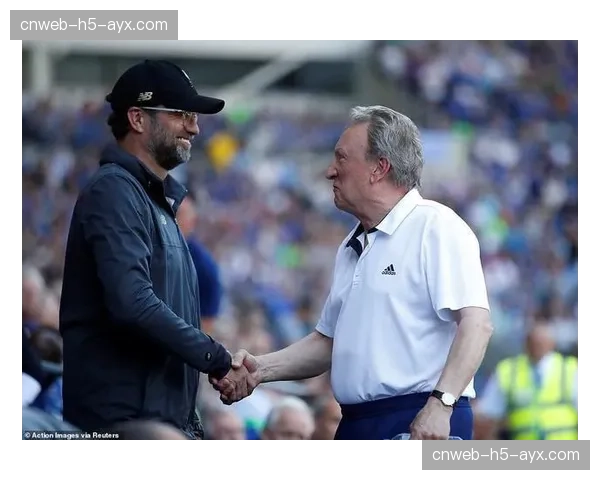 终场哨响，39岁的米尔纳与看台上的家人挥手致意